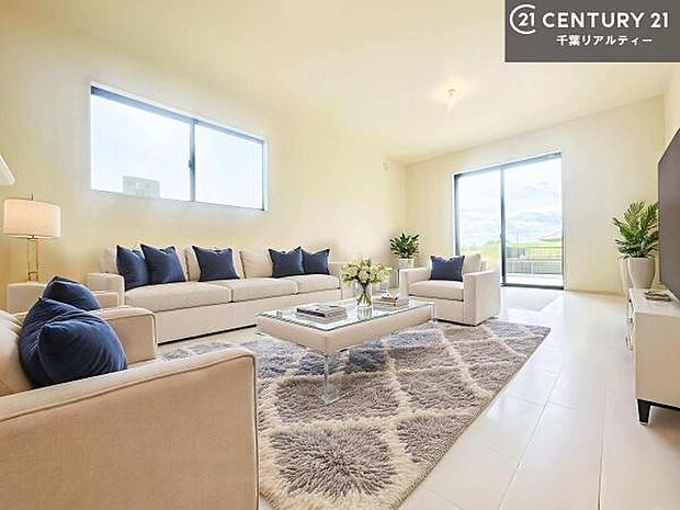 家具はCGパースです。心地良いリビングは家族が自然と集まります。家族団欒の時間が増えそうです。ご家族と、より一層充実した時間を過ごせそうですね。【同仕様】