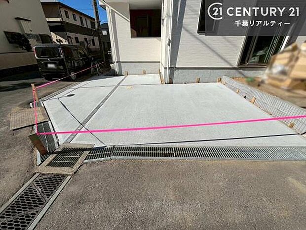 駐車スペースは2台分あります！セカンドカーはもちろん、バイクや自転車なども置き場所に困りません。