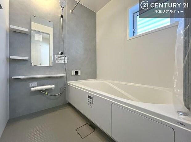 落ち着きある大人の雰囲気のバスルームは、味が出ていてバスタイムが充実！お仕事頑張っているご褒美にお好みの匂いの入浴剤を入れて、楽しんでみてはいかがでしょうか？