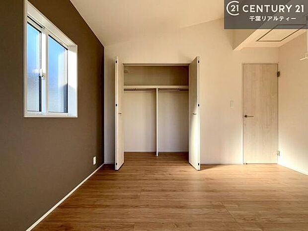 たっぷりの収納スペースで、暮らしがすっきり整う住まい。家族の荷物もきれいに片付き、毎日を快適に過ごせます。