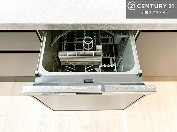 食洗機付きのキッチンです！忙しい時や手荒れ防止として大変活躍する便利な仕様です！ビルトインなのでキッチンの場所を取らず調理スペースを広く使うことが出来ます！