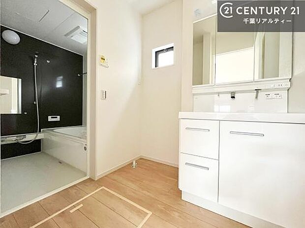 三面鏡仕様の洗面所は、身だしなみがしやすい造り！裏は収納になっています。ドライヤーやお化粧道具を片付けられるので洗面台周りをスッキリと見せることが出来ます！