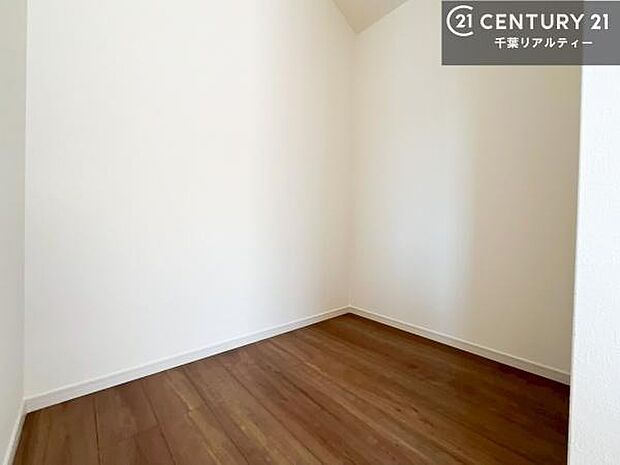 ウォークインクローゼット付きです。たくさんのお洋服などを収納しておけそうですね！他にも扇風機や加湿器など季節物の大きな家電も収納できます。