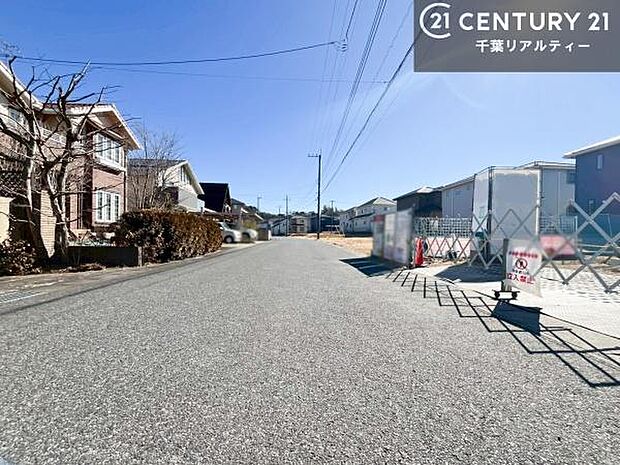 前面道路は広々しているので車の車庫入れがしやすいです！