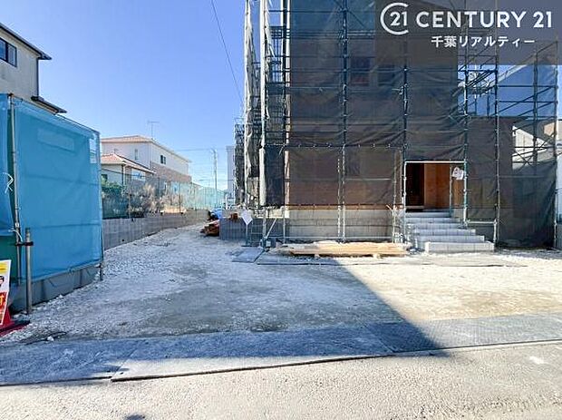 駐車スペースは2台分あります！セカンドカーはもちろん、バイクや自転車なども置き場所に困りません。