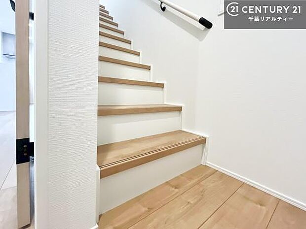 階段は明るく手摺りもついています。お子様やご年配の方も安心してご利用頂けますね！（同仕様）