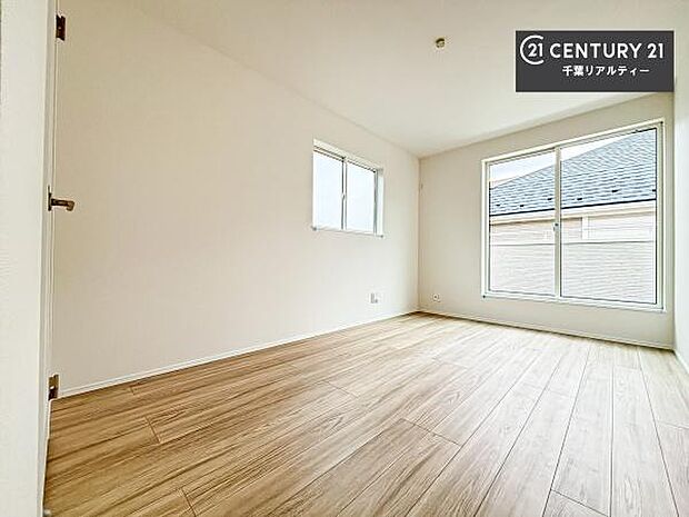 バルコニーに面している洋室です。明るく温もりがあり、換気もしっかりできます！朝起きて、外に出て背伸びをしつつ深呼吸をし良い朝を迎え入れることができます。