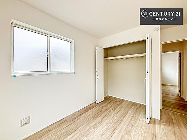 収納スペースを完備しており、衣類やおもちゃ、学用品などをすっきり整理できます。お部屋を広く使えるため、快適で整った住空間を実現します。