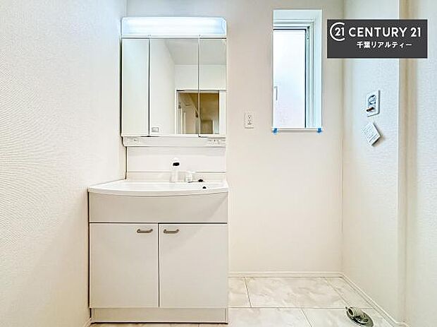 三面鏡仕様の洗面所は、身だしなみがしやすい造り！裏は収納になっています。ドライヤーやお化粧道具を片付けられるので洗面台周りをスッキリと見せることが出来ます！