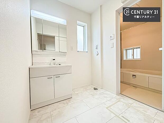 三面鏡仕様の洗面所は、身だしなみがしやすい造り！裏は収納になっています。ドライヤーやお化粧道具を片付けられるので洗面台周りをスッキリと見せることが出来ます！