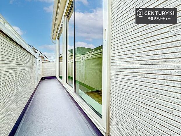 広々としたバルコニーで一日の始まりをスタート！お洗濯ものをたっぷり気持ちよく干せます！