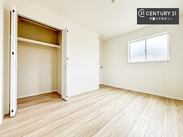 洋室は子供部屋や寝室、色々と用途多彩に利用できますね。収納力もたっぷりなので、広々気持ちよく過ごすことができます。