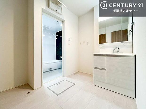 三面鏡仕様の洗面所は、身だしなみがしやすい造り！裏は収納になっています。ドライヤーやお化粧道具を片付けられるので洗面台周りをスッキリと見せることが出来ます！