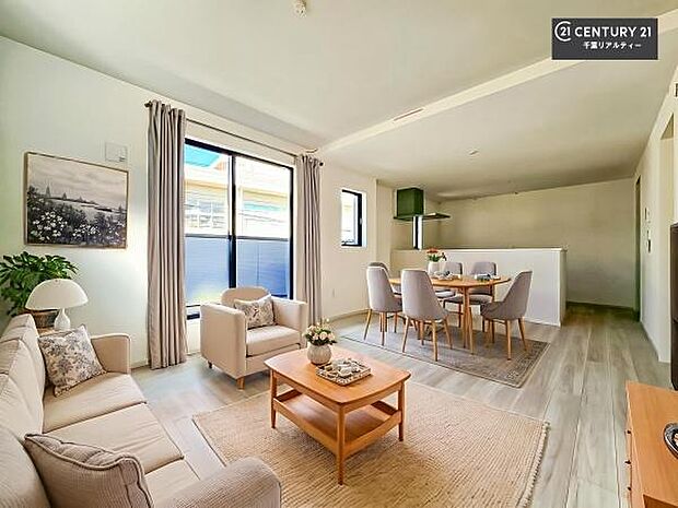 家具はCGパースです。心地良いリビングは家族が自然と集まります。家族団欒の時間が増えそうです。ご家族と、より一層充実した時間を過ごせそうですね。