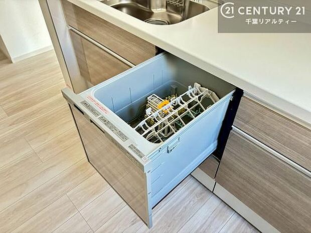 食洗機付き！忙しい時や冬場は手荒れ防止として大活躍します！ビルトイン仕様なので、場所も取らず調理スペースも広く使えて手際よく作業が出来ます！