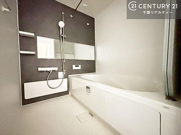 落ち着きある大人の雰囲気のバスルームは、味が出ていてバスタイムが充実！お仕事頑張っているご褒美にお好みの匂いの入浴剤を入れて、楽しんでみてはいかがでしょうか？