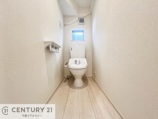 【同仕様】1・2階にトイレがございます！朝の忙しい時間帯も待たずにすみそうですね。白を基調とした清潔感のあるトイレでお手入れがしやすいです！