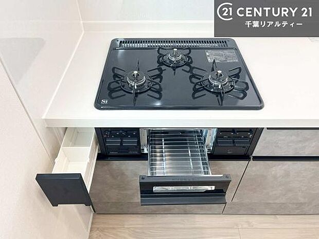 コンロは三口あるのでお料理の同時進行ができます。もちろんグリル付きです。調理スペースも広々している為作業がしやすい！使い勝手が良いシステムキッチンです！