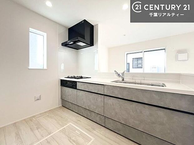 大人気の対面式システムキッチンを採用しています！ご家族のコミュニケーションが自然と増える設計です。お子様にも目が届くので嬉しいですね。広々使えて快適に作業が進みます。