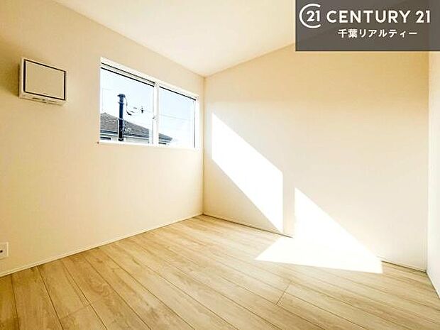 掃き出し窓がないお部屋は、お子様のお部屋としても安心です！収納スペースも充実しているので散らかったお部屋をサッと片付けられます！