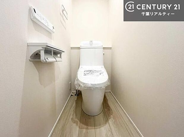 1・2階にトイレがございます！朝の忙しい時間帯も待たずにすみそうですね。白を基調とした清潔感のあるトイレでお手入れがしやすいです！