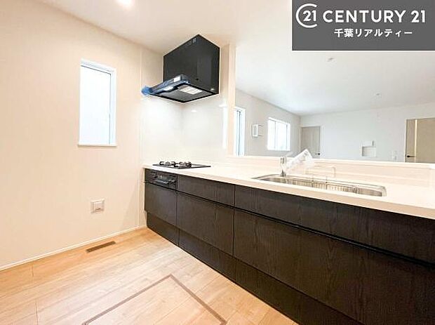 大人気の対面式システムキッチンを採用しています！ご家族のコミュニケーションが自然と増える設計です。お子様にも目が届くので嬉しいですね。広々使えて快適に作業が進みます。