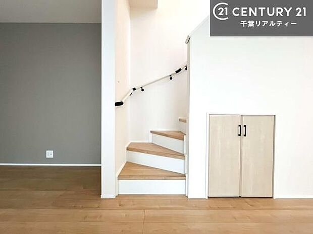 リビングイン階段でコミュニケーションが取りやすいリビング！階段は明るく手摺りもついています。お子様やご年配の方も安心してご利用頂けますね！