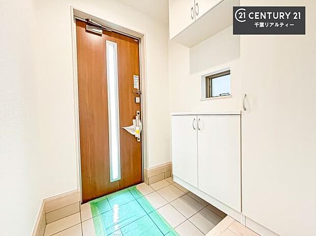 シューズボックス付きなので、玄関が片付きお掃除がしやすいです！スッキリした玄関で戸を開けた瞬間、清潔感のある心地いい空間が出迎えてくれます。