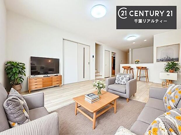 家具はCGパースです。大切な家族が集まるからこそLDKにはこだわりたい。子供たちが元気に笑いながら走り回っている姿を見た時が「広い家にして良かった」と思う瞬間です。