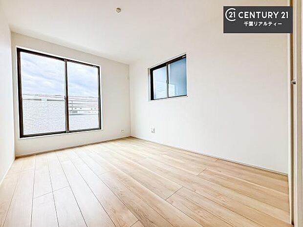 バルコニーに面している洋室です。明るく温もりがあり、換気もしっかりできます！朝起きて、外に出て背伸びをしつつ深呼吸をし良い朝を迎え入れることができます。