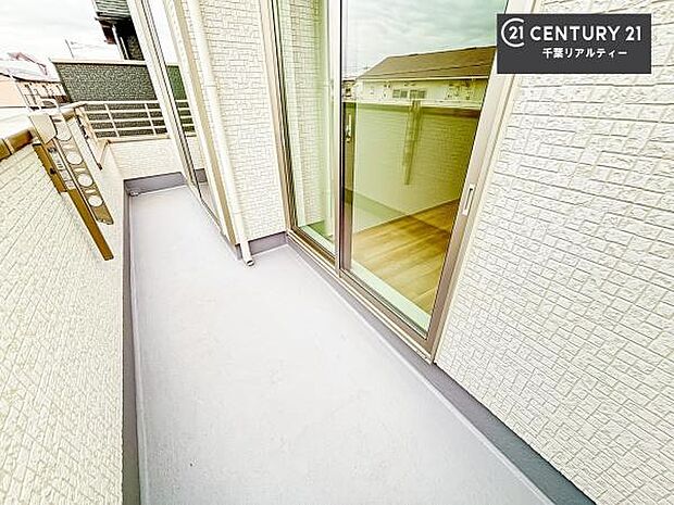 広々としたバルコニーで一日の始まりをスタート！お洗濯ものをたっぷり気持ちよく干せます！