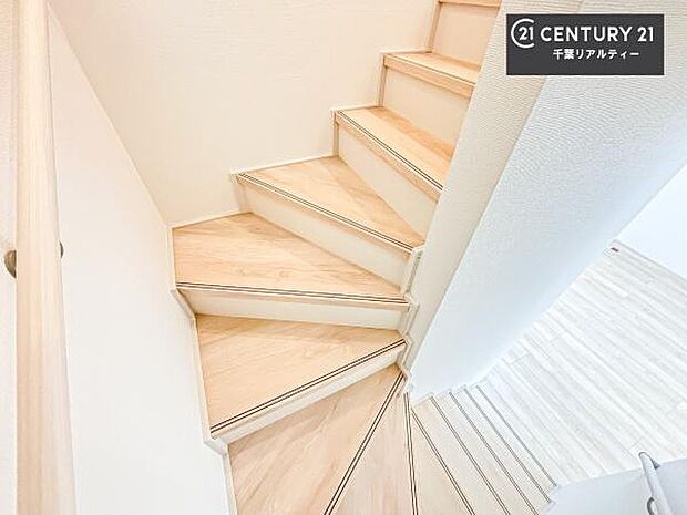 階段は明るく手摺りもついています。お子様やご年配の方も安心してご利用頂けますね。