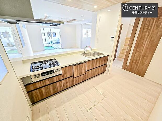 食洗機付きのキッチンです！忙しい時や手荒れ防止として大変活躍する便利な仕様です！ビルトインなのでキッチンの場所を取らず調理スペースを広く使うことが出来ます！