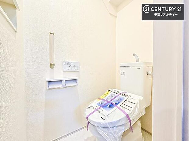 1・2階にトイレがございます！朝の忙しい時間帯も待たずにすみそうですね。白を基調とした清潔感のあるトイレでお手入れがしやすいです！