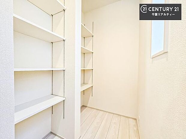 パントリー付き！お米や飲料水、食材のストックもスッキリ整頓することができます！是非現地でお確かめください。