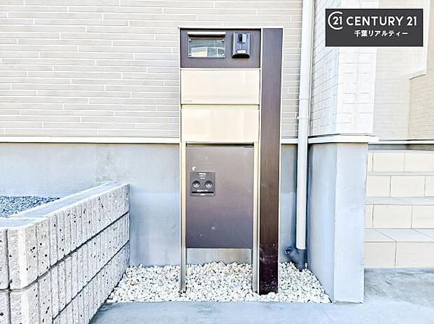 郵便ポスト付きで不在時でも荷物が受け取れてとっても便利！家にいなきゃいけないストレス回避！再配達の手間が省けます！