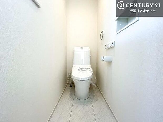 1・2階にトイレがございます！朝の忙しい時間帯も待たずにすみそうですね。白を基調とした清潔感のあるトイレでお手入れがしやすいです！