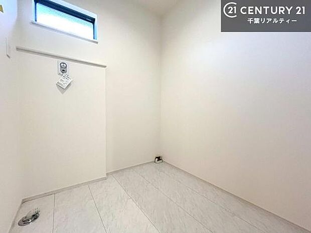 洗面所と脱衣所がそれぞれ独立しています。そのためご家族が入浴中でも安心して洗面所を利用できます。