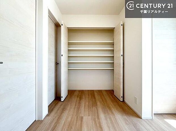 住空間をすっきり使うためには必須ポイントの収納スペースですよね。是非現地でご確認ください！