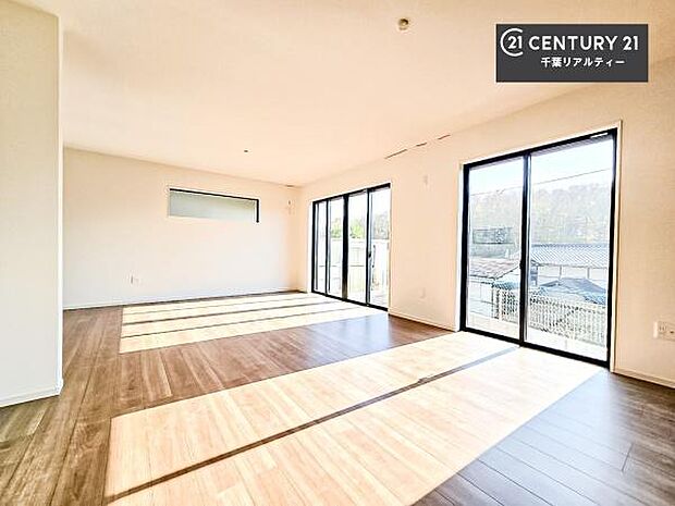 優しい陽だまりがリビングを包んでくれて居心地の良い空間を演出してくれます！自然と家族が集い会話が増える心地よい空間！