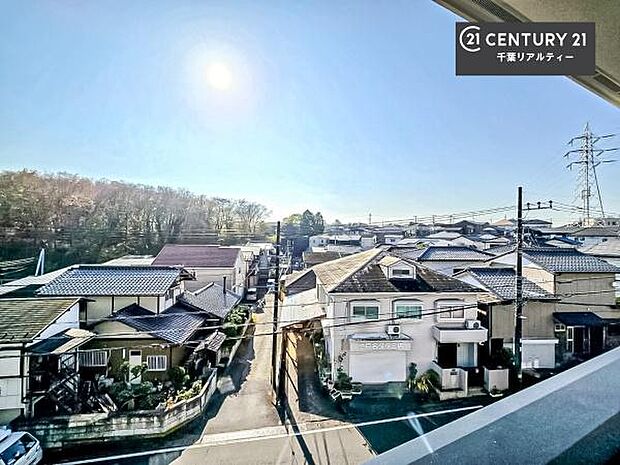 落ち着きある住宅街です！周囲には高い建物がなく、空が広く開放感があり、陽当たりを大きく遮られることもありません！気持ちの良い風が通り抜ける街並みです！