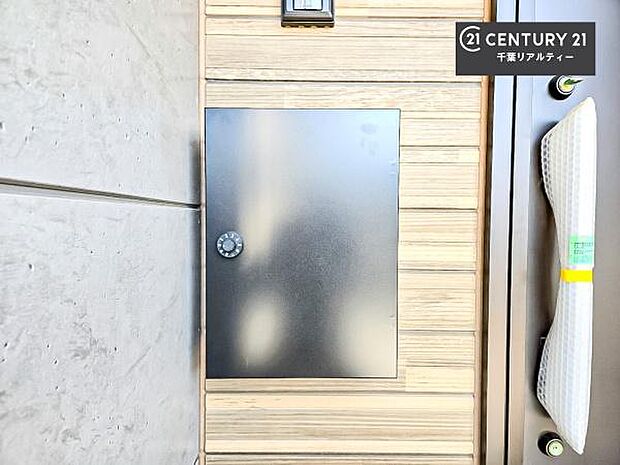 住まいの顔となる玄関前は、光と風を感じる心地よい空間に。お客様を迎えるアプローチとしても、家族が毎日通る場所としても、快適さと品の良さが漂います。