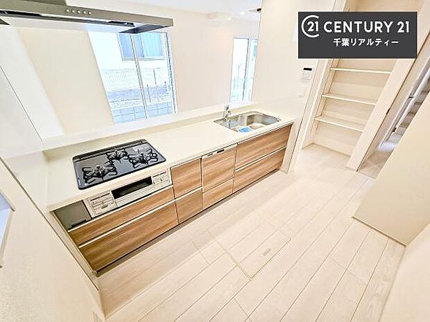 ゆとりある調理スペースで作業がしやすい快適なキッチンです！お子様と一緒にお菓子造りも楽しめる広々スペースです。楽しい調理時間になりそうですね！