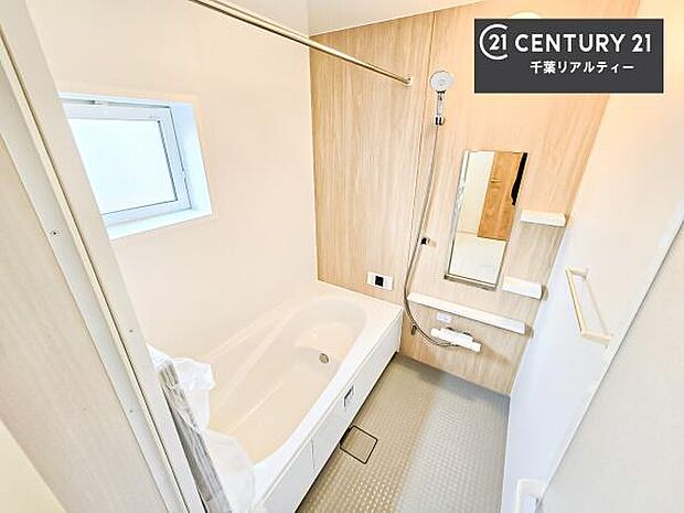 落ち着きある大人の雰囲気のバスルームは、味が出ていてバスタイムが充実！お仕事頑張っているご褒美にお好みの匂いの入浴剤を入れて、楽しんでみてはいかがでしょうか？