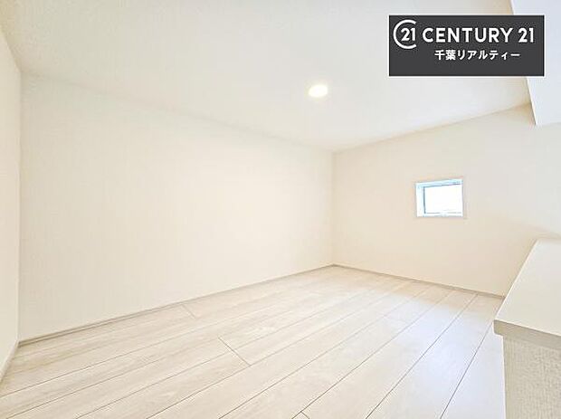 ロフト付き！普段使わないような季節物のインテリアや家電の収納に便利！是非現地にてお確かめください！