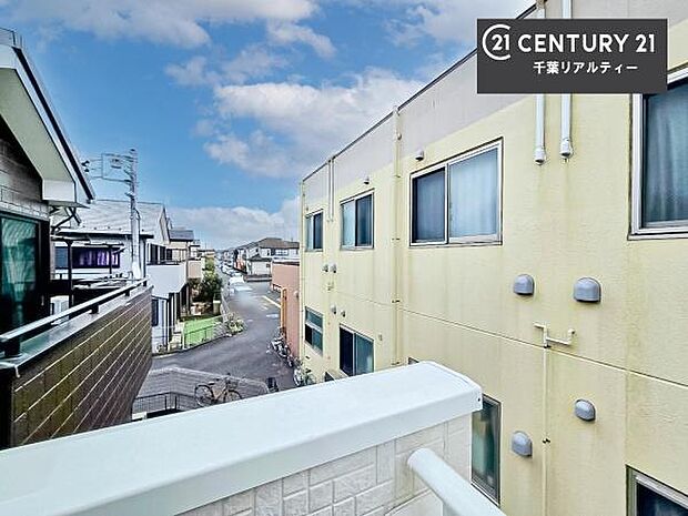 晴れた日には青い空を見渡せる開放的な時間を楽しめます。気持ちの良い風が通り抜ける街並みです！