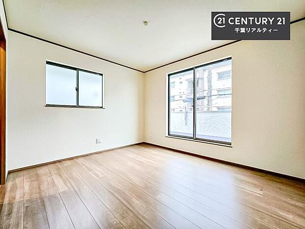 【同仕様写真】バルコニーに面している洋室です。明るく温もりがあり、換気もしっかりできます！朝起きて、外に出て背伸びをしつつ深呼吸をし良い朝を迎え入れることが出来そうですね！