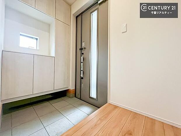 【同仕様】シューズボックス付きなので、玄関が片付きお掃除がしやすいです！スッキリした玄関で戸を開けた瞬間、清潔感のある心地いい空間が出迎えてくれます。