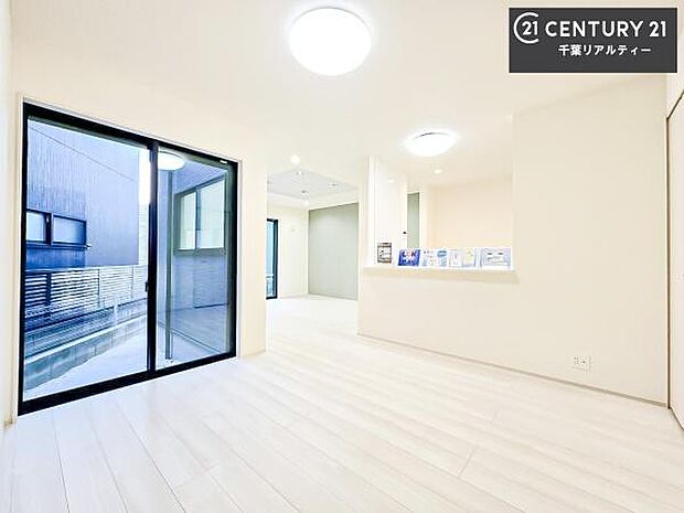 優しい陽だまりがリビングを包んでくれて居心地の良い空間を演出してくれます！くつろぎの時間を過ごせます！