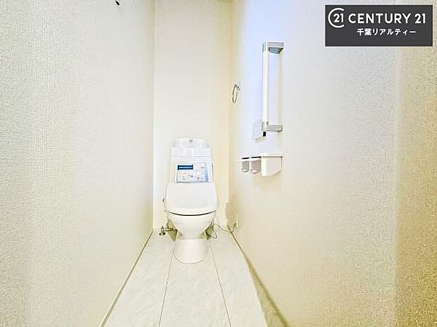 1・2階にトイレがございます!朝の忙しい時間帯も待たずにすみそうですね。白を基調とした清潔感のあるトイレでお手入れがしやすいです!